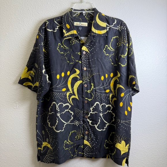 Tommy Bahama Shirt Size Medium Black Yellow Silk Button Down Floral Hawaiian - Picture 1 of 5